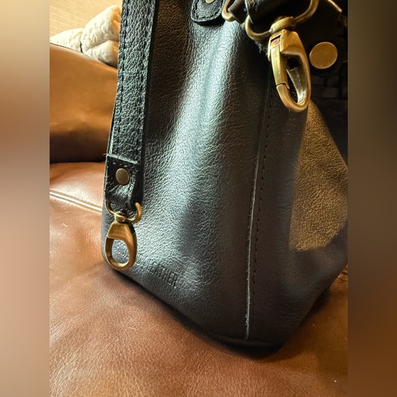 🦋PLG Butterfly Bucket Bag — Pebbled Black - Picture 7 of 8